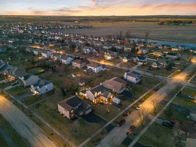 $600,000 | 2408 Moutray Lane, North Aurora, IL 60542