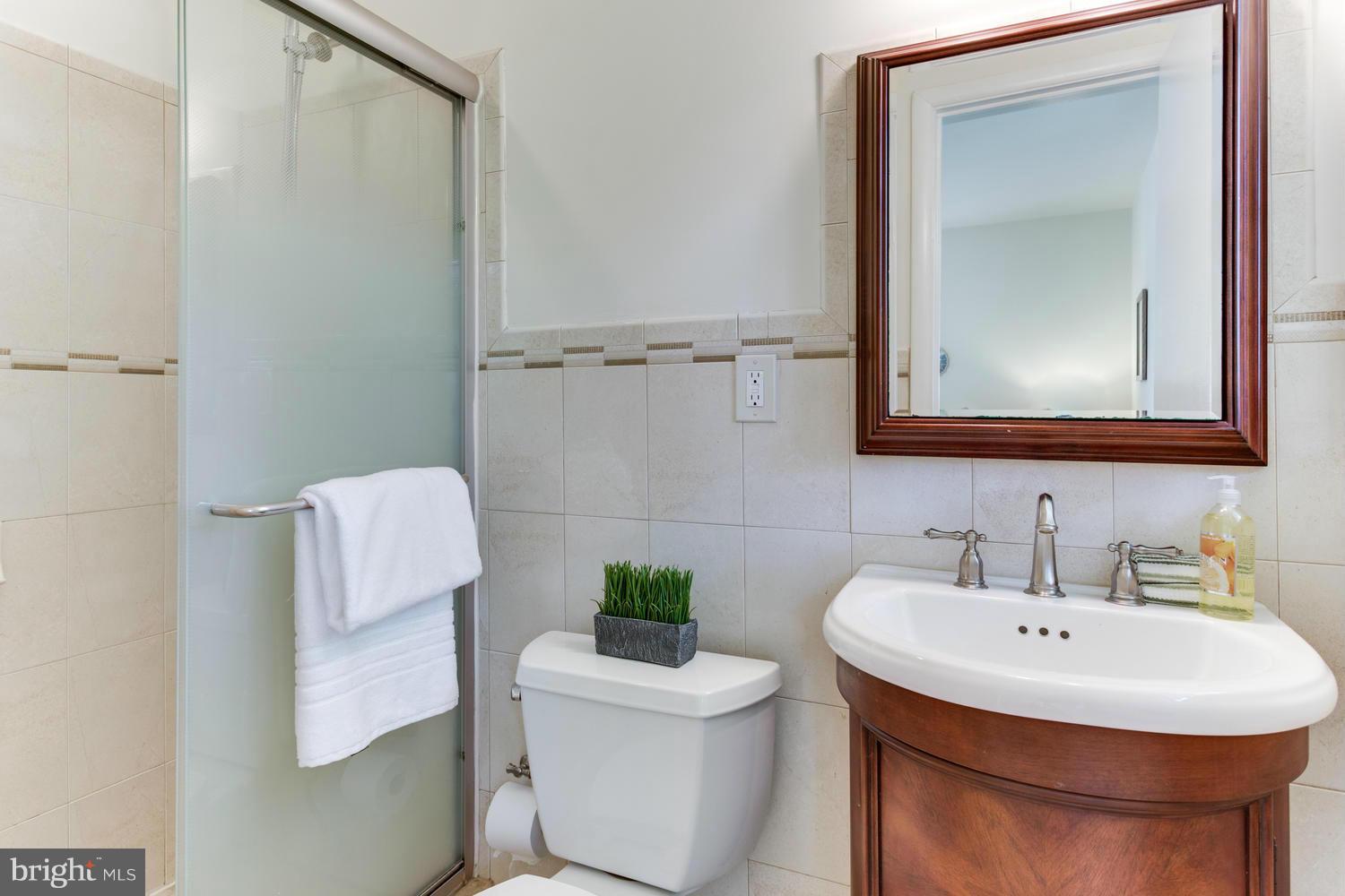 6504 Stoneham Road Bethesda, MD 20817 - Photo 15 of 25 Bath (Master)