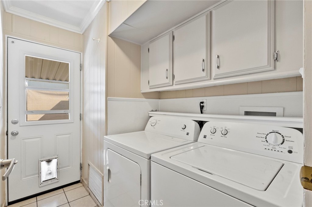 22838 Bear Valley Road, Unit 64 Apple Valley, CA 92308 - Photo 10 of 22 a utility room with dryer and washer