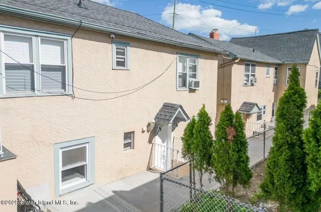 $1,299,999 | 26 Robin Road | South Beach