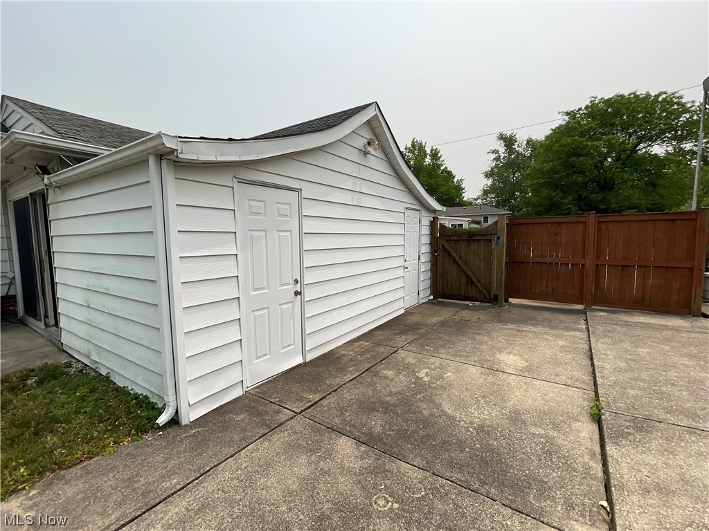 13052 Atlantic Road Strongsville, OH 44149 - Photo 20 of 33 Cabana room to change for your swimming days