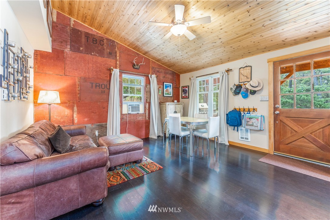 11458 South Lakeshore Road Chelan, WA 98816 - Photo 17 of 26 Gallery Image 17