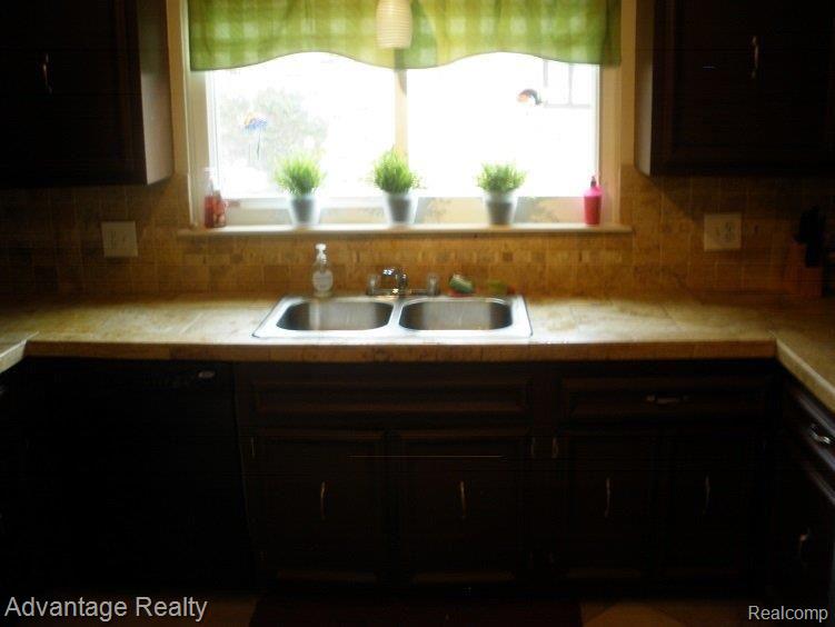 47905 Tilch Road Macomb, MI 48044 - Photo 10 of 24 Tilch and Nature dining set 025.