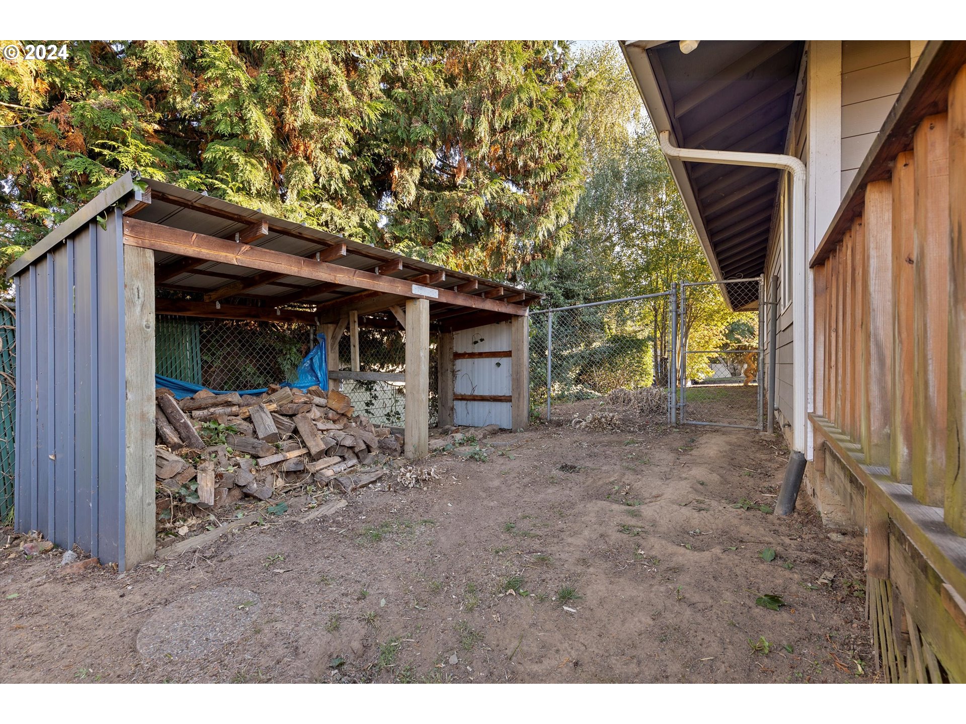 3825 Southeast 6th Street Gresham, OR 97080 - Photo 36 of 37 a view of a backyard