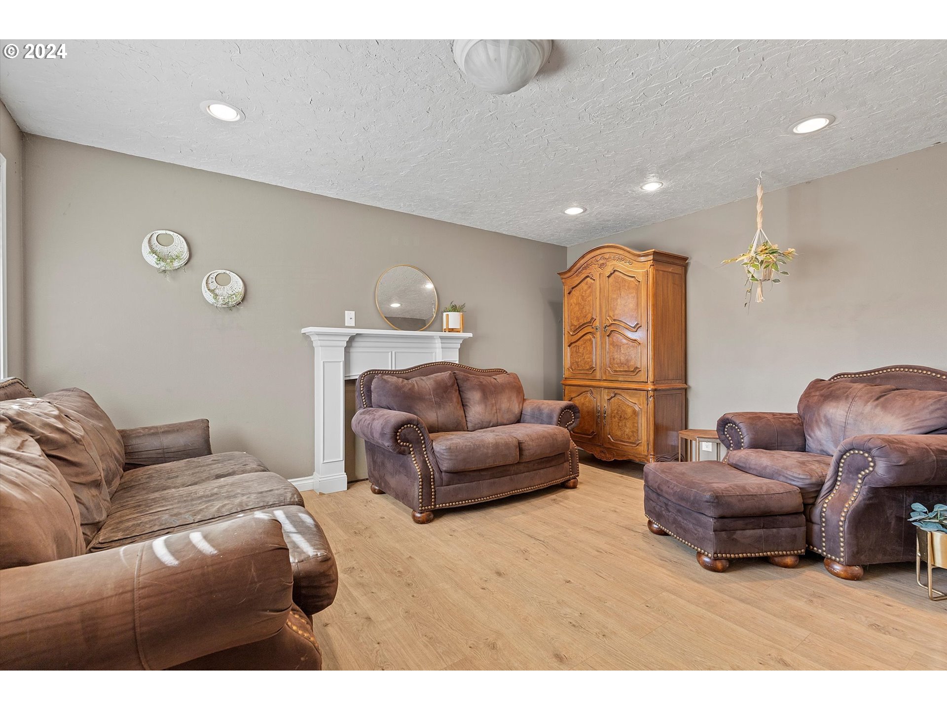 3825 Southeast 6th Street Gresham, OR 97080 - Photo 4 of 37 a living room with furniture