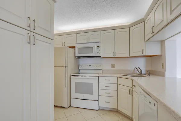 $3,200 | 4468 Northeast Ocean Boulevard, Unit F3, Jensen Beach, FL 34957