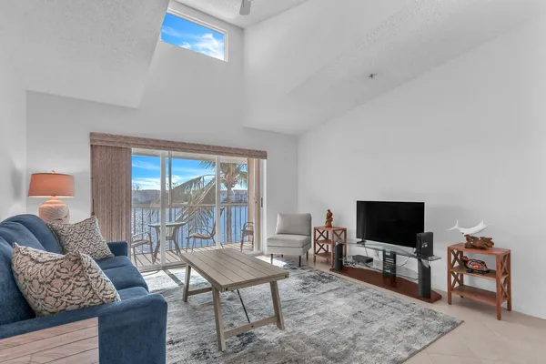 $3,200 | 4468 Northeast Ocean Boulevard, Unit F3, Jensen Beach, FL 34957