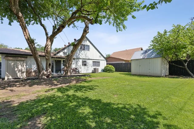 a view of a house with backyard and garden