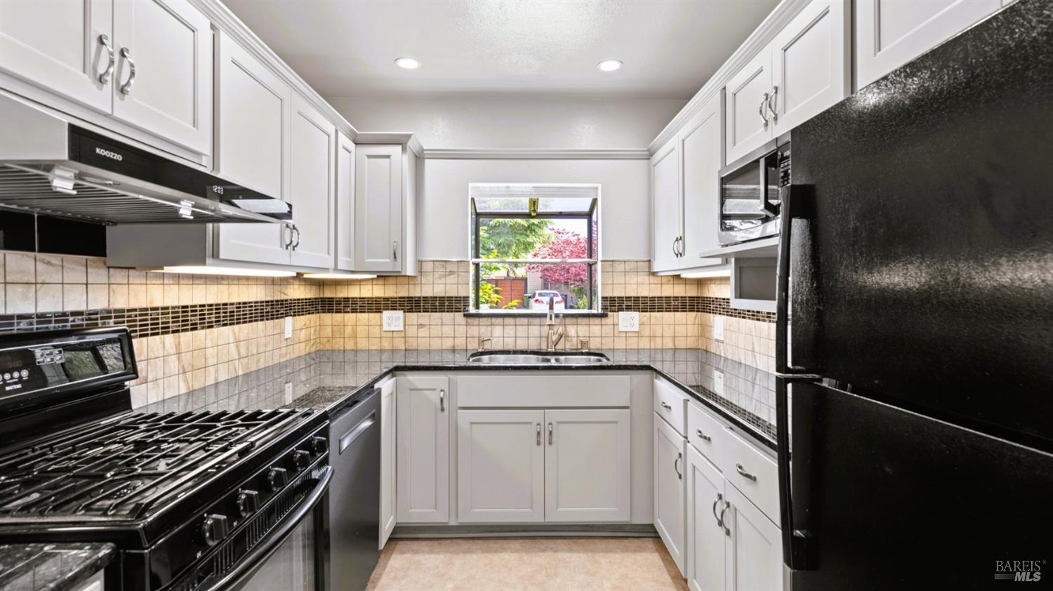 21451 Rizzo Avenue Castro Valley, CA 94546 - Photo 9 of 35