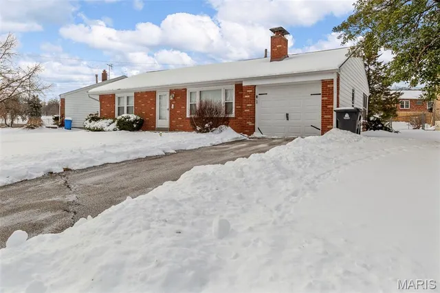 $179,000 | 5 Santa Cruz Drive, Florissant, MO 63031