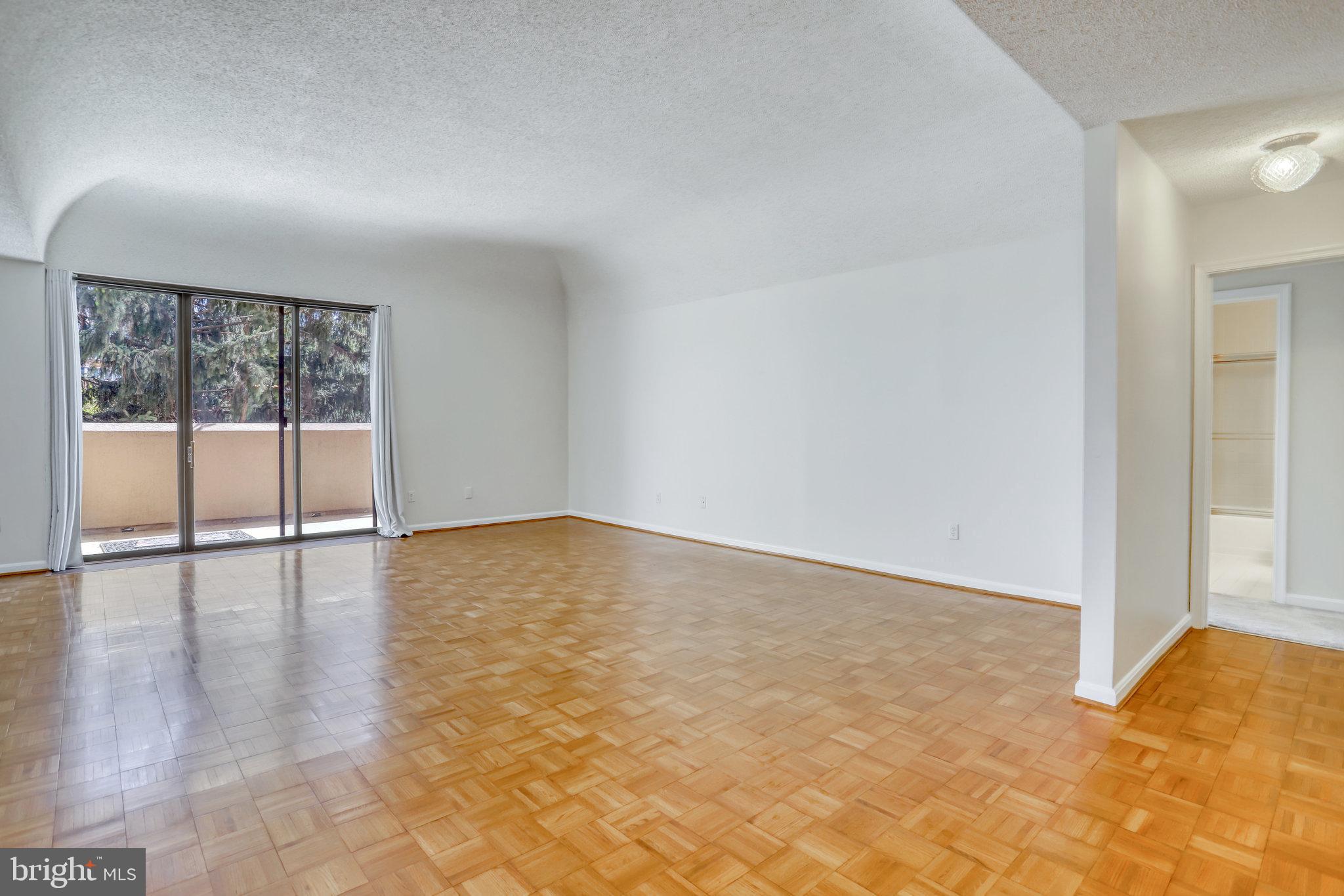 1101 South Arlington Ridge Road, Unit 114 Arlington, VA 22202 - Photo 5 of 44 Parquet flooring in excellent condition