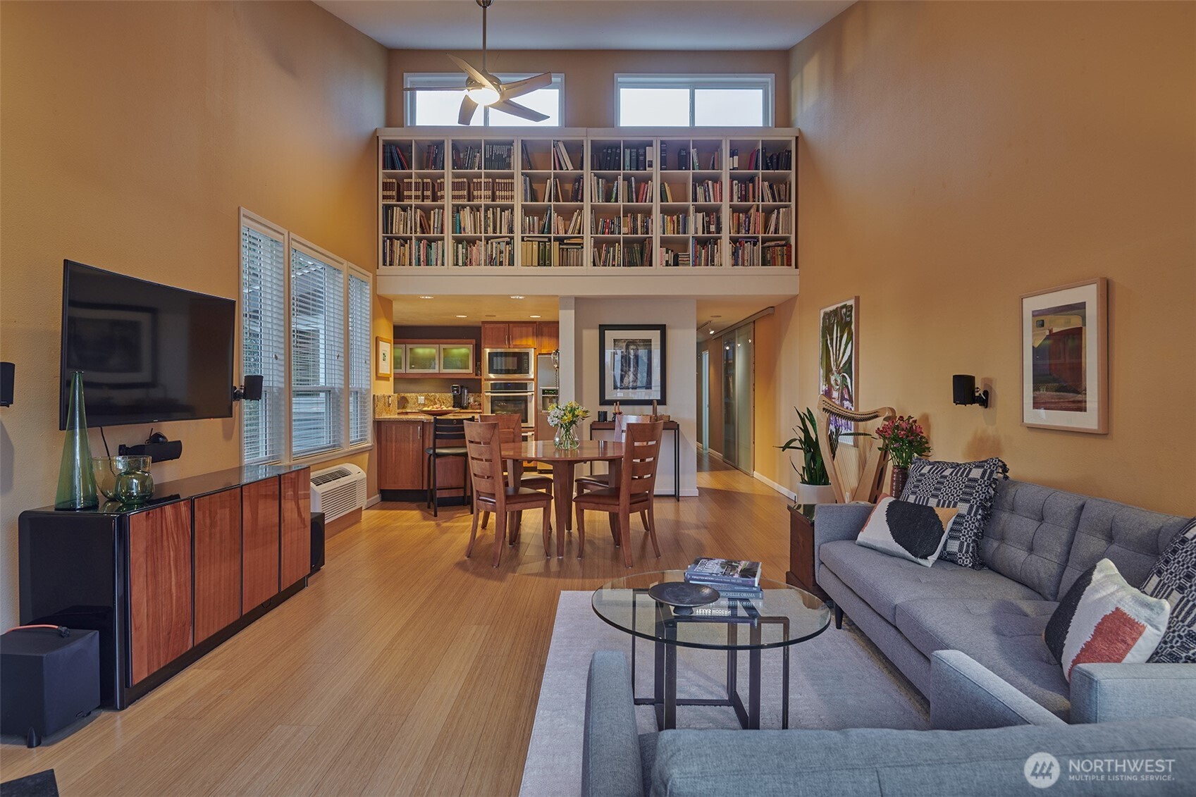 909 North 35th Street, Unit 403 Seattle, WA 98103 - Photo 5 of 37