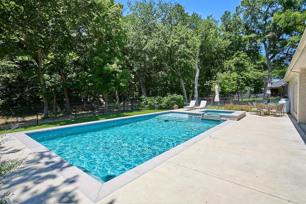 358 Glade Valley Road Azle, TX 76020 - Photo 32 of 35 Rectangular swimming pool with integrated spa and broad concrete decking