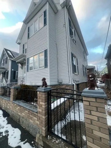 $2,000 | 39 Bay Street, Unit 1, New Bedford, MA 02740