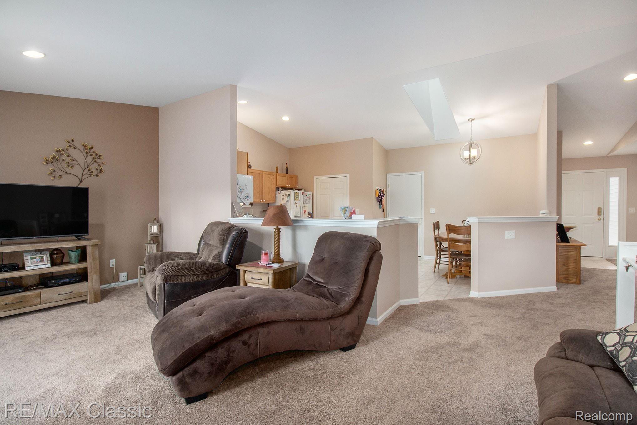 697 Ridgecrest Street Fenton, MI 48430 - Photo 5 of 17 IMG_1139.jpg