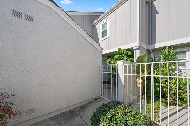 $910,000 | 5 Robin Hill Lane, Laguna Hills, CA 92653