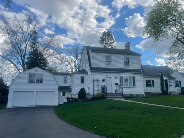 $3,700 | 3 Lakeview Drive, Mundelein, IL 60060