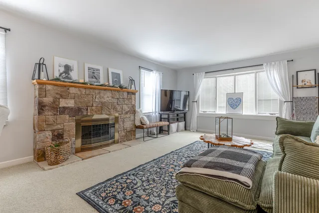 $3,700 | 3 Lakeview Drive, Mundelein, IL 60060