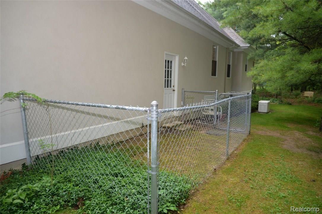 330 Ridgemont Road Oxford, MI 48370 - Photo 33 of 48 Dog Kennel off Garage