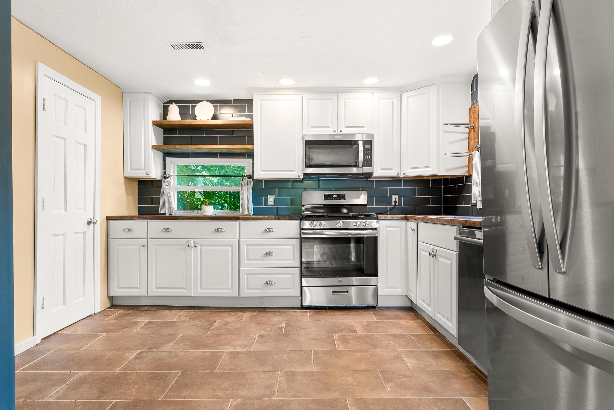 447 West River Road Hooksett, NH 03106 - Photo 9 of 46