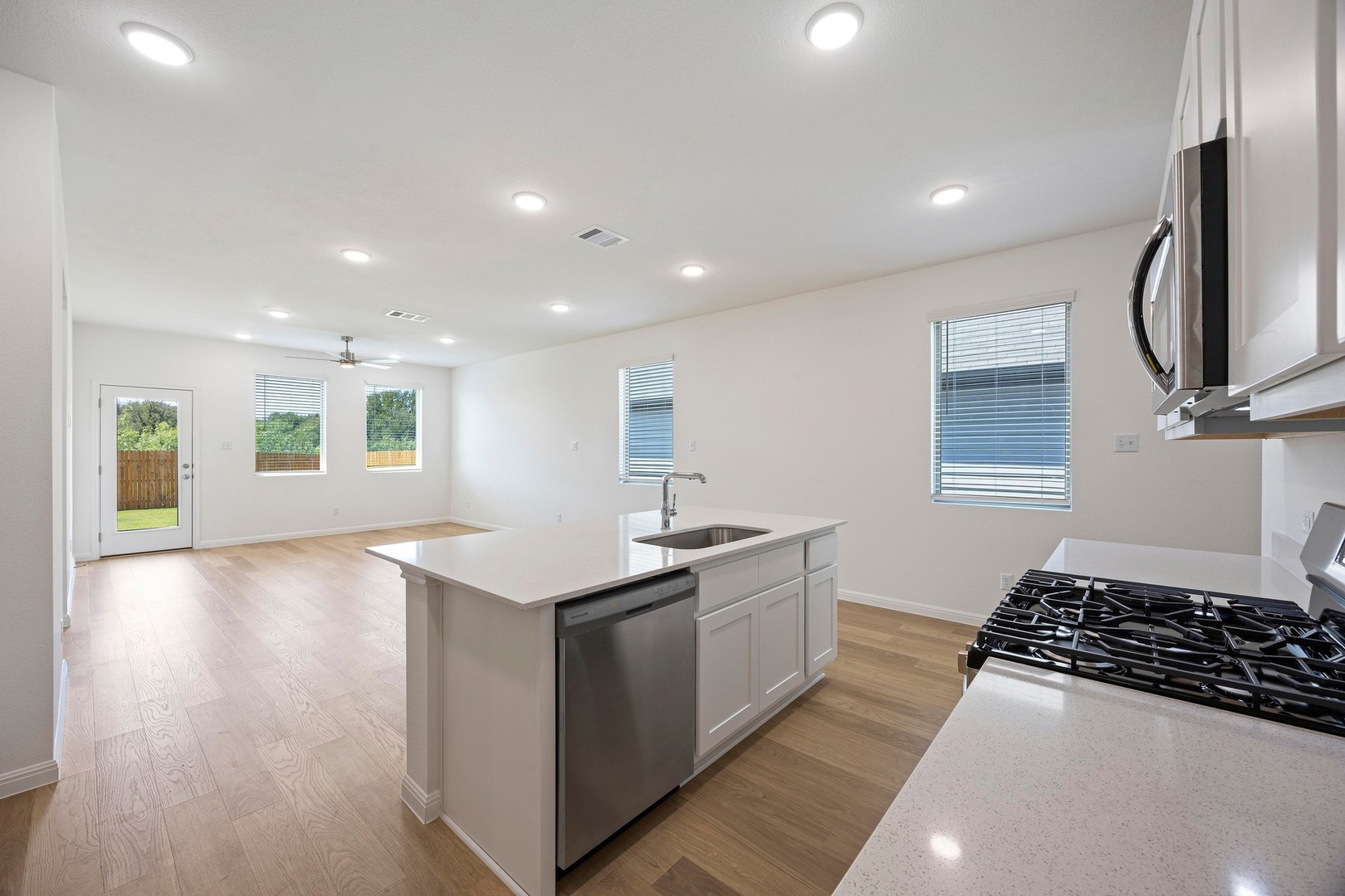 184 Hornet Street Elgin, TX 78621 - Photo 7 of 39