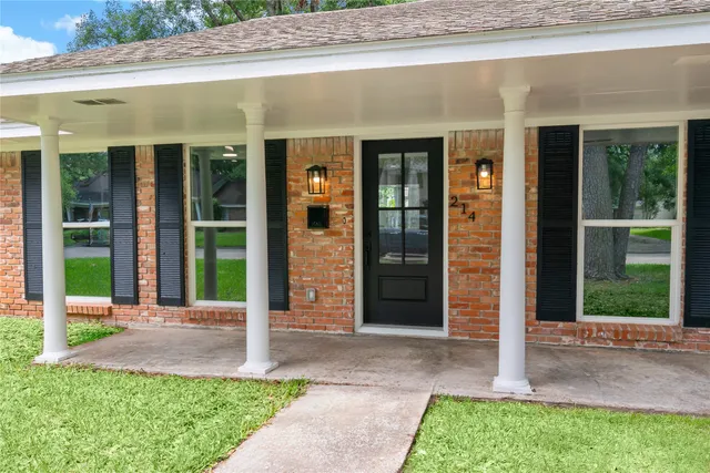 $350,000 | 214 Whispering Oaks Drive, Seabrook, TX 77586