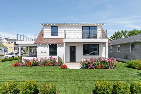 a front view of house with yard