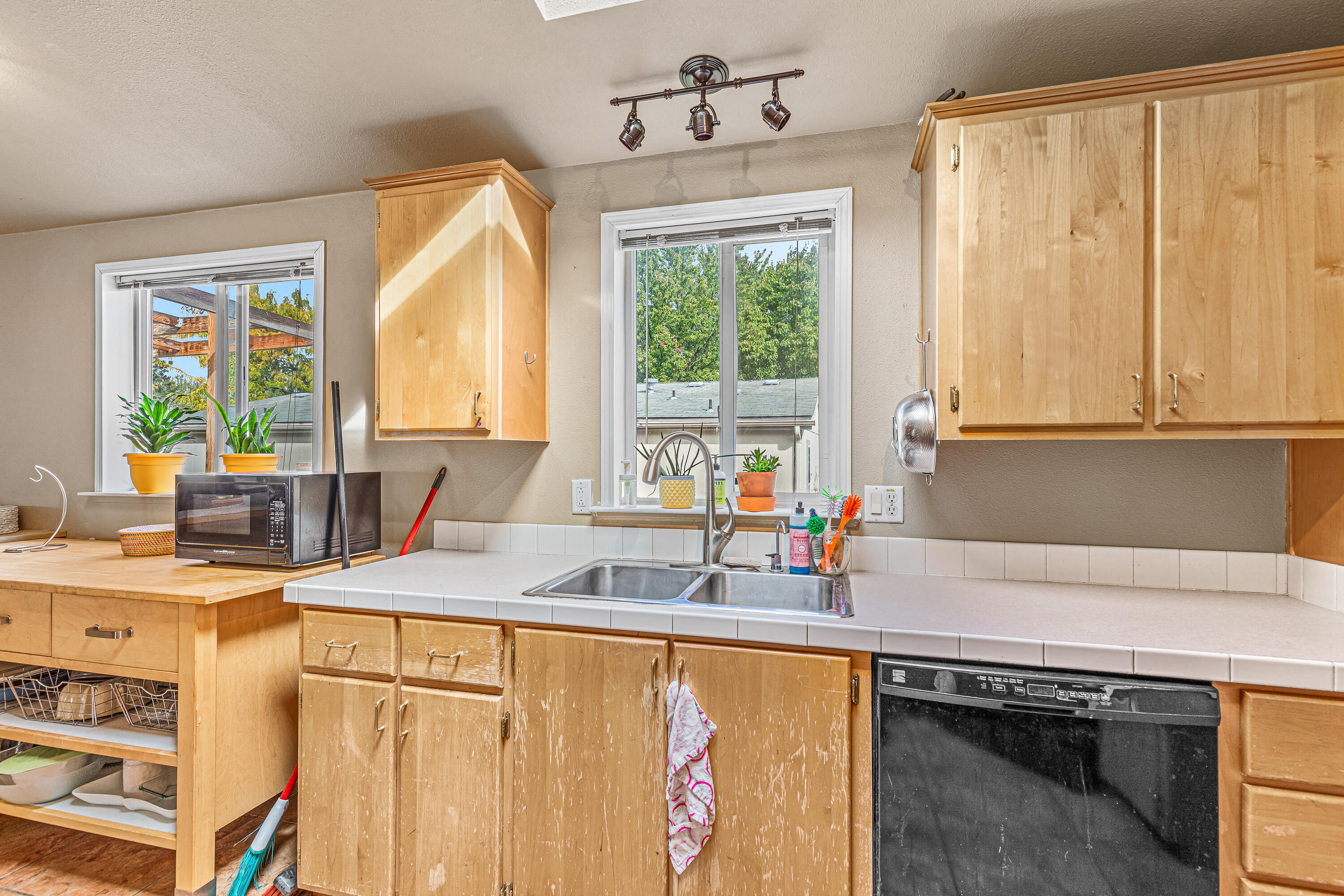 321 Clay Street, Unit 22 Ashland, OR 97520 - Photo 8 of 29 9R9A4061