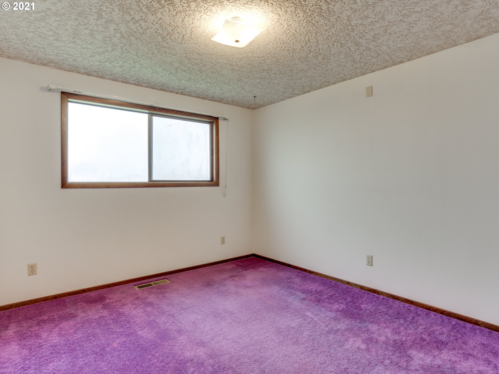 3422 South 31st Way Ridgefield, WA 98642 - Photo 27 of 32 an empty room with a window