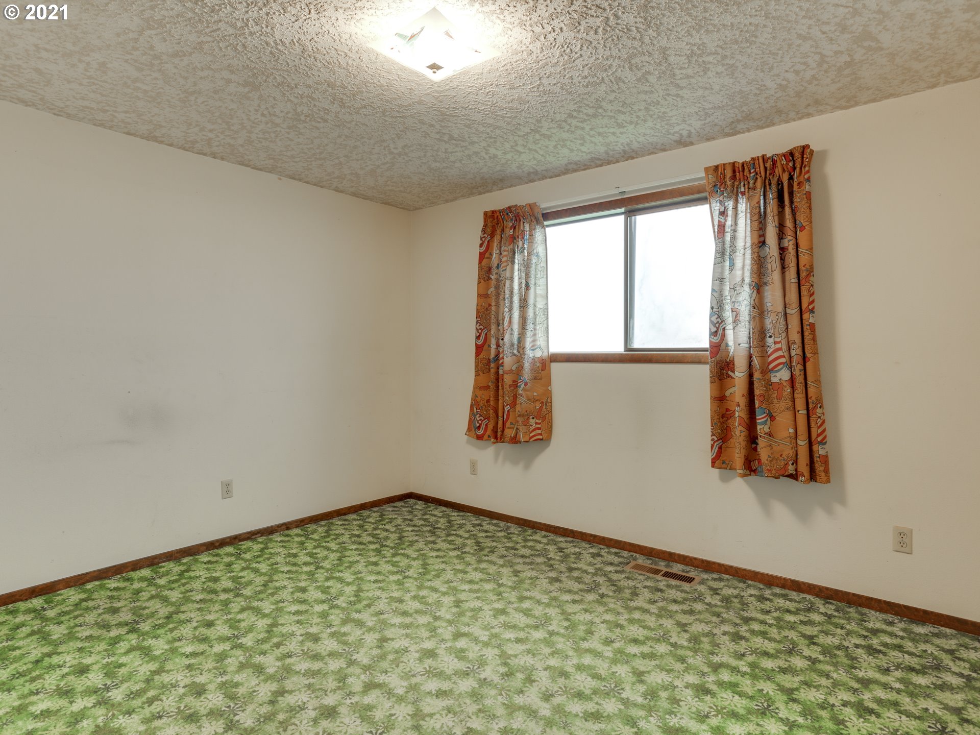 3422 South 31st Way Ridgefield, WA 98642 - Photo 29 of 32 view of an empty room with window