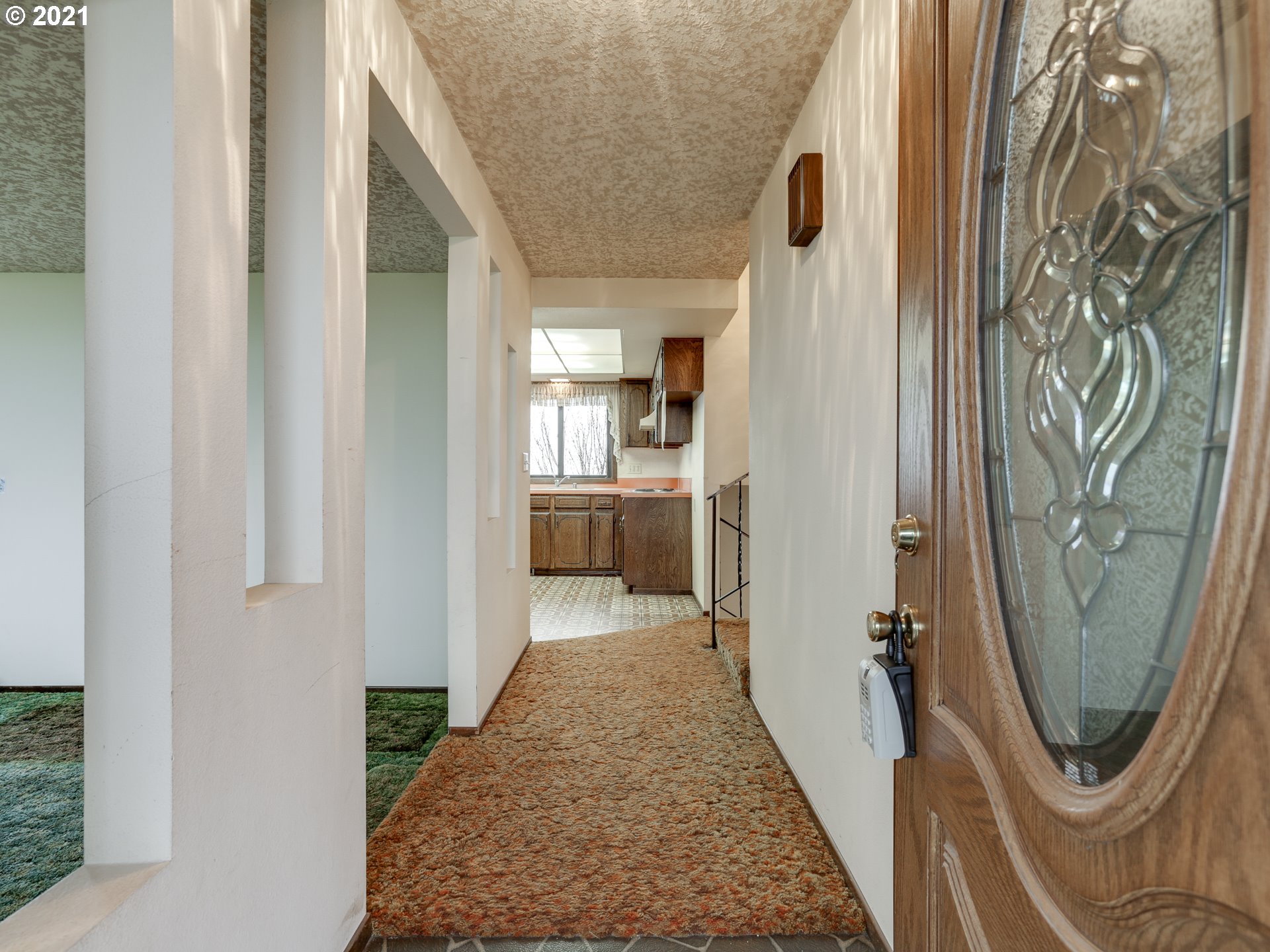 3422 South 31st Way Ridgefield, WA 98642 - Photo 7 of 32 a view of a hallway with a dining area