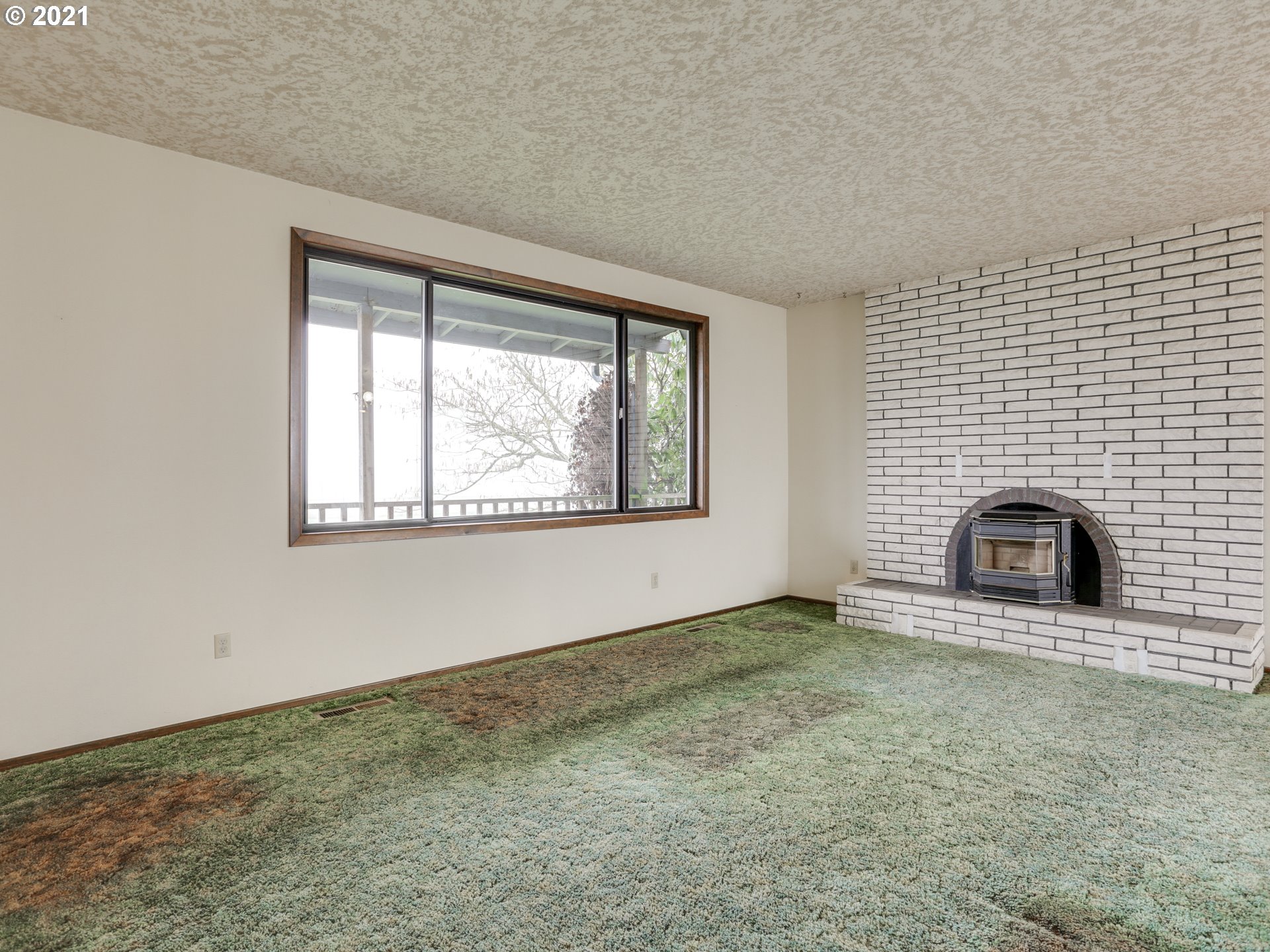 3422 South 31st Way Ridgefield, WA 98642 - Photo 8 of 32 an empty room with windows