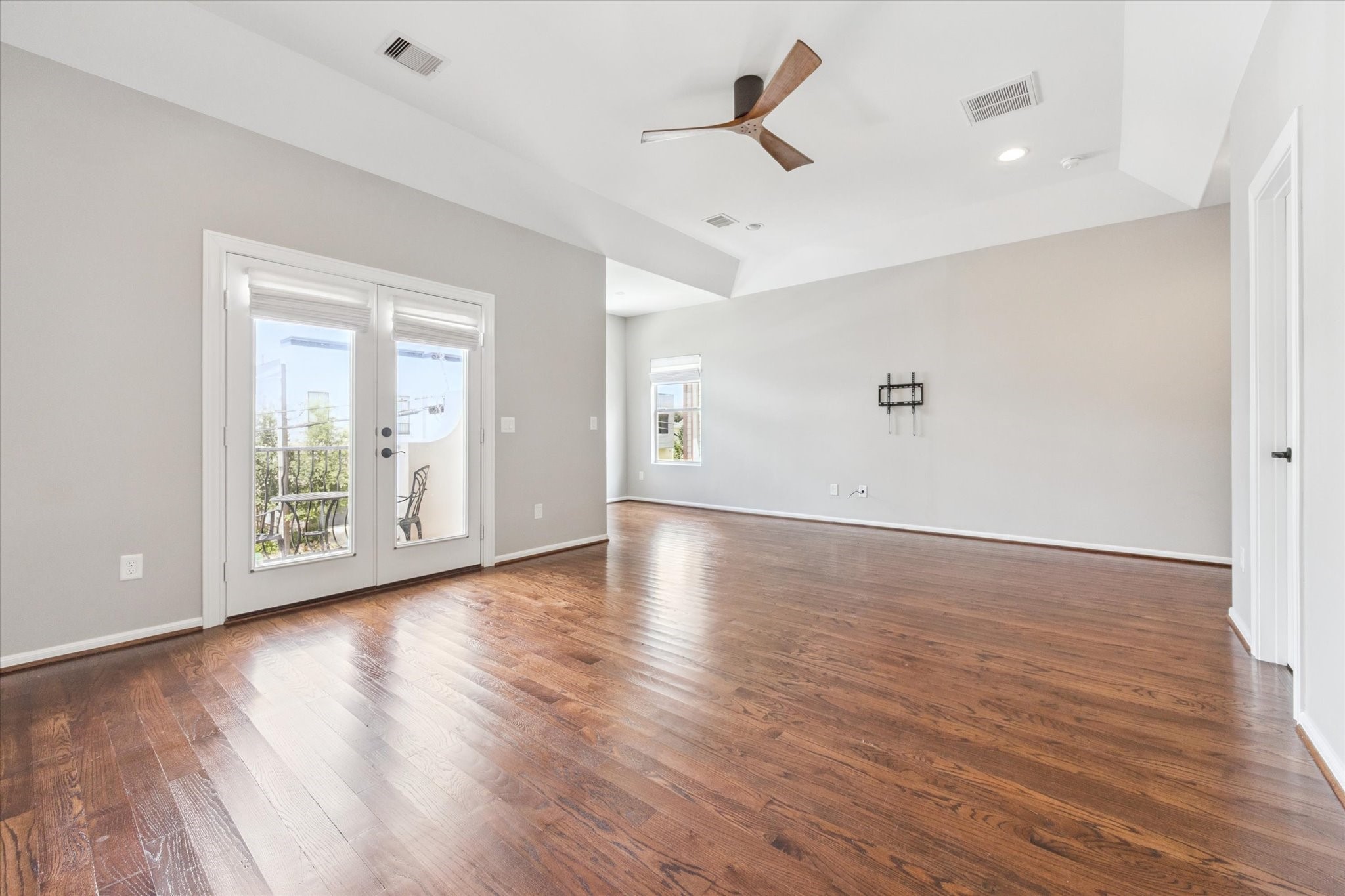 1540 Lawrence Street Houston, TX 77008 - Photo 11 of 26 Another view of the expansive primary. There is a private balcony.