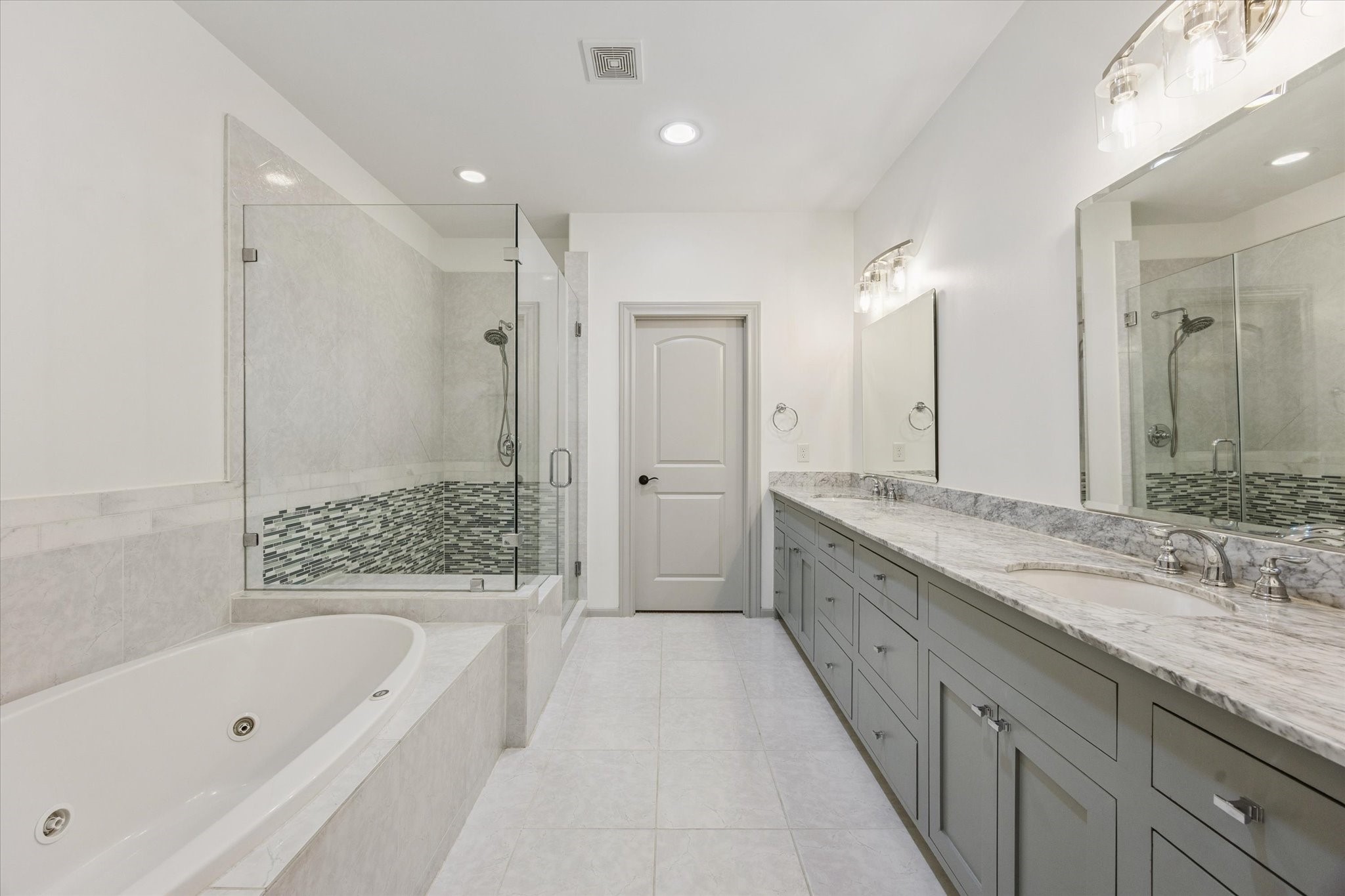 1540 Lawrence Street Houston, TX 77008 - Photo 13 of 26 Primary bathroom speaks for itself.