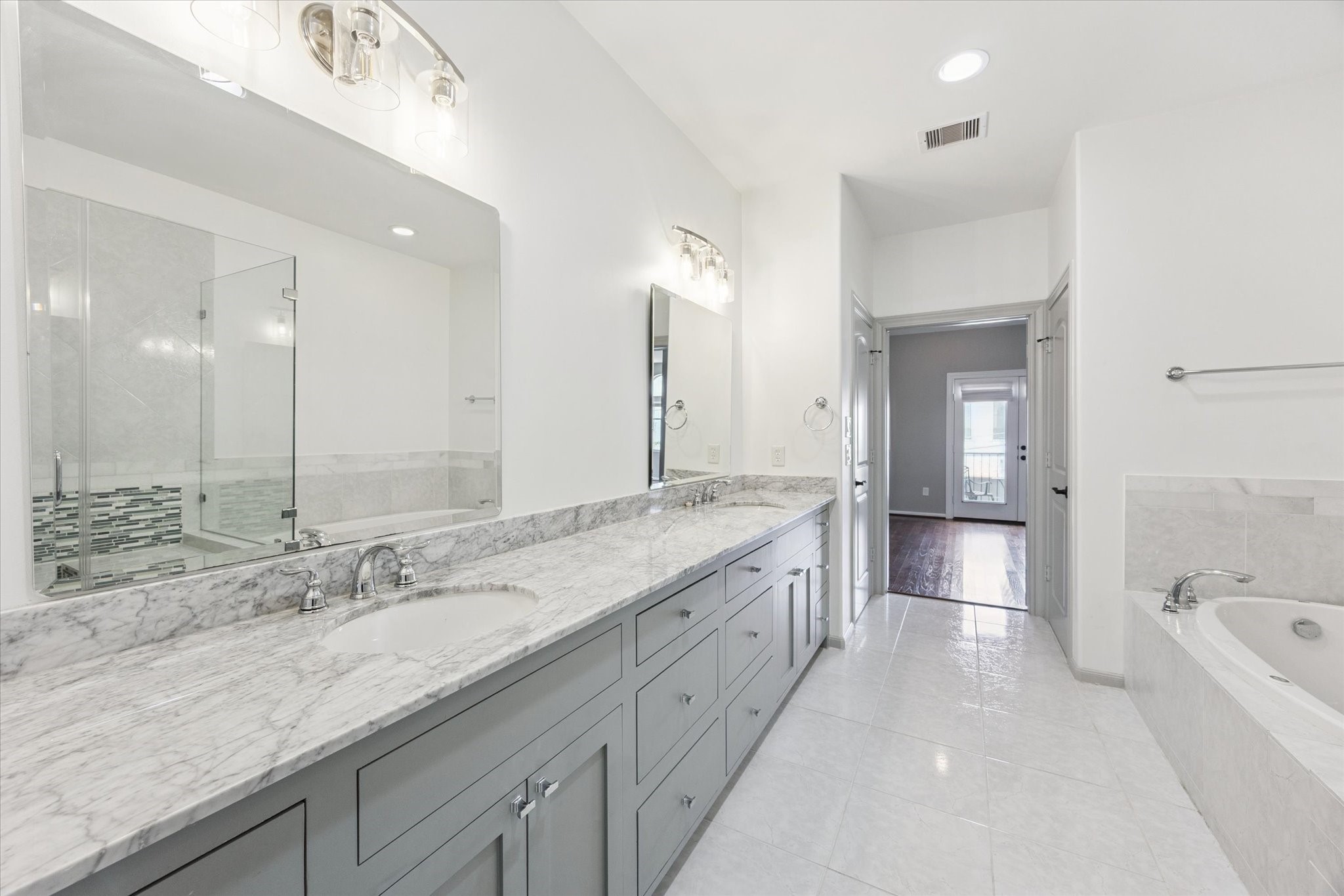 1540 Lawrence Street Houston, TX 77008 - Photo 14 of 26 Another view of the primary bathroom.