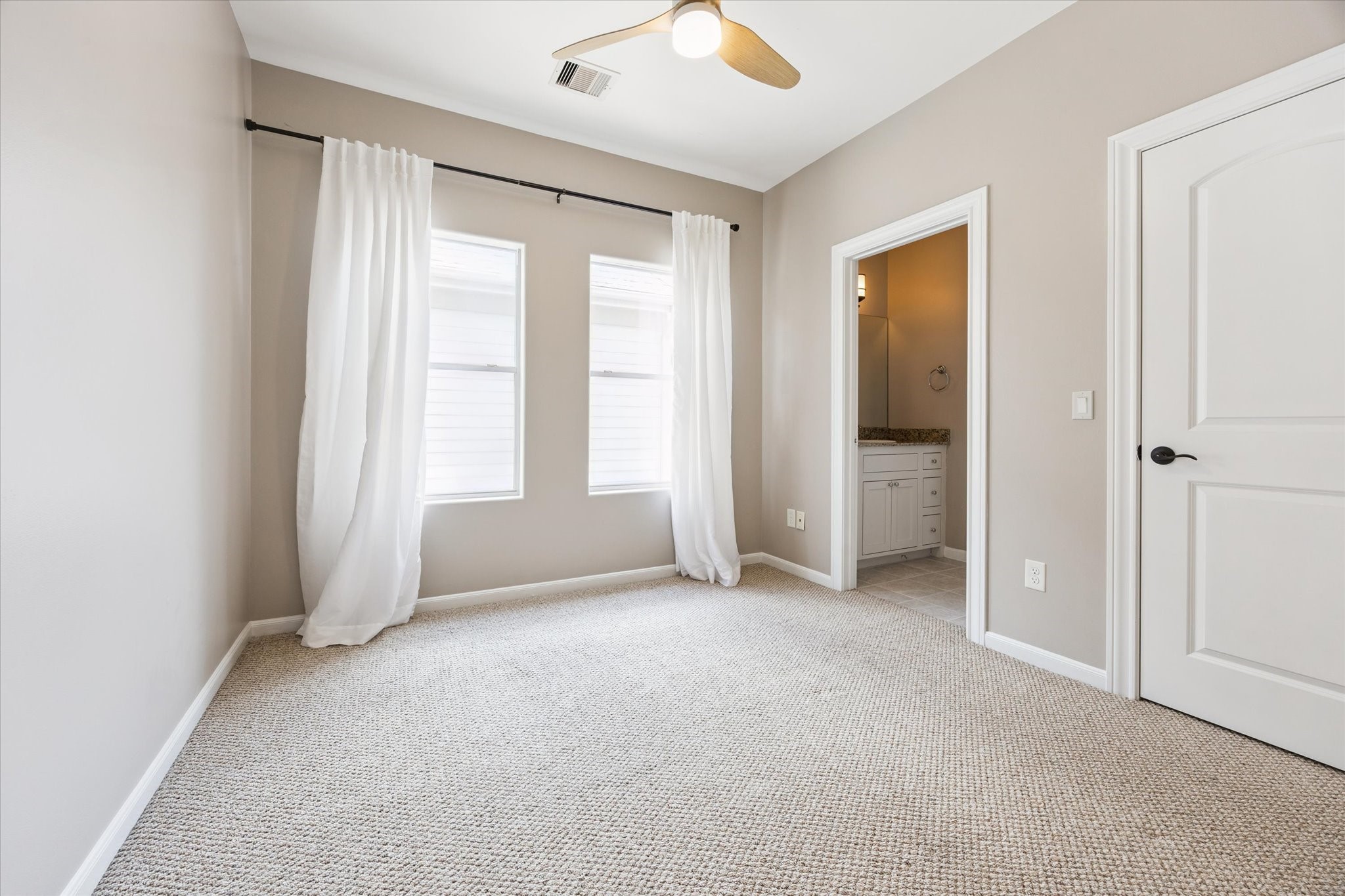1540 Lawrence Street Houston, TX 77008 - Photo 19 of 26 Secondary bedroom 1.