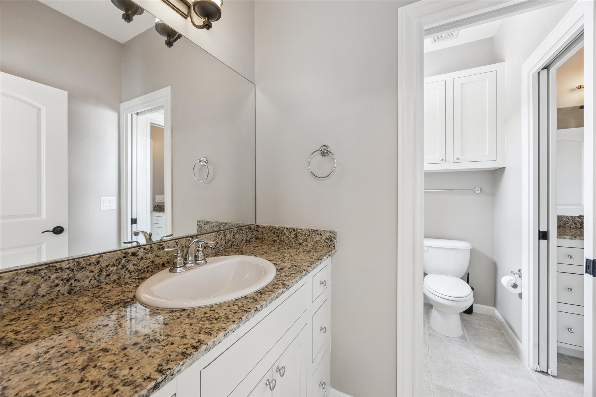 1540 Lawrence Street Houston, TX 77008 - Photo 20 of 26 Jack and Jill style secondary bathroom. Each bedroom has a private sink area.