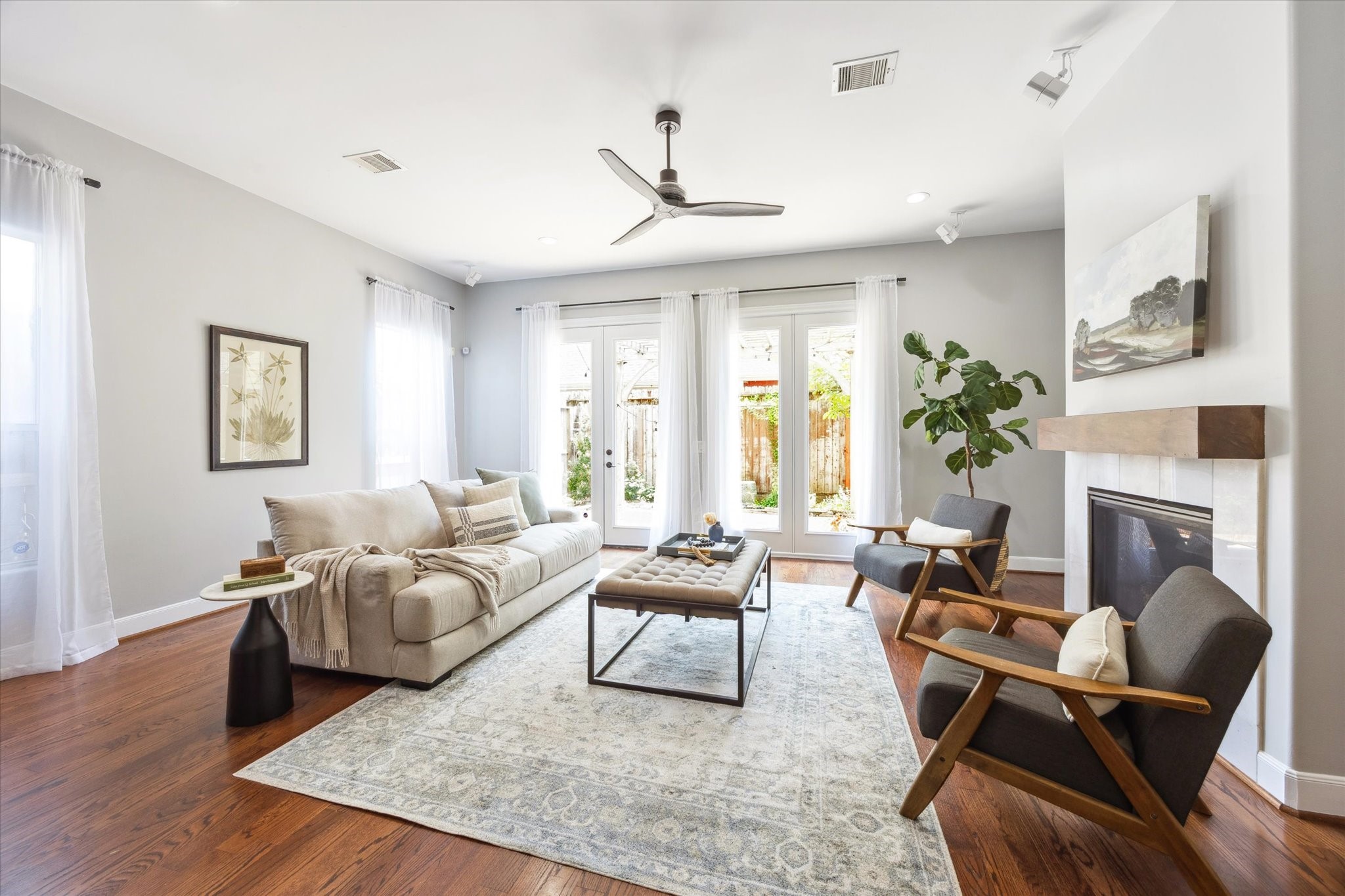 1540 Lawrence Street Houston, TX 77008 - Photo 2 of 26 The living room has beautiful natural light and doors to a private patio.