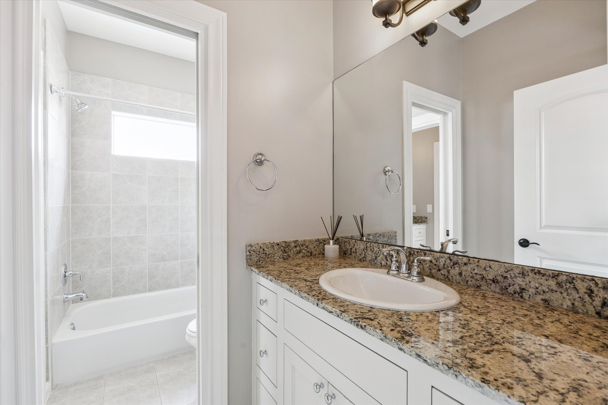 1540 Lawrence Street Houston, TX 77008 - Photo 21 of 26 Opposite side of bathroom.