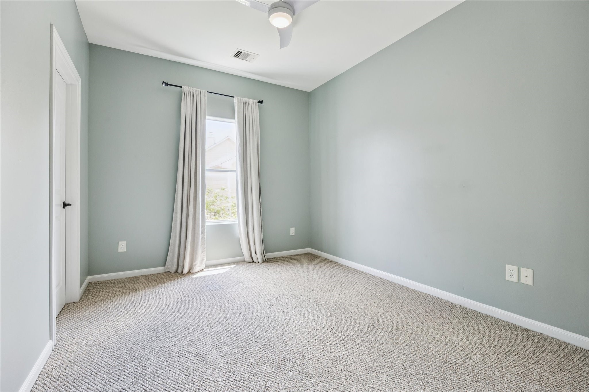 1540 Lawrence Street Houston, TX 77008 - Photo 22 of 26 Secondary bedroom 2.