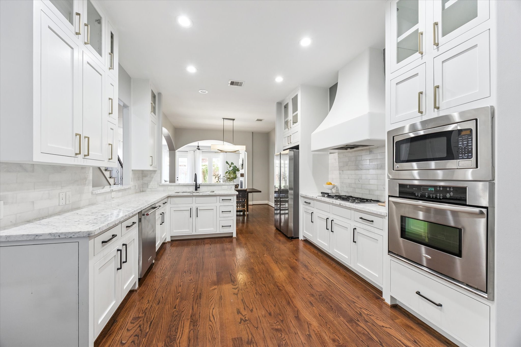 1540 Lawrence Street Houston, TX 77008 - Photo 4 of 26 The kitchen is a show stopper with inset cabinets and marble countertops.