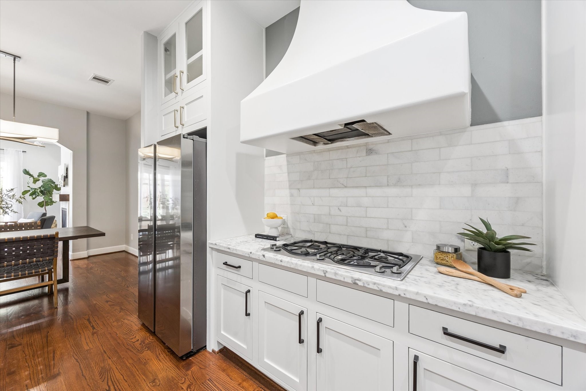 1540 Lawrence Street Houston, TX 77008 - Photo 5 of 26 The details are amazing.