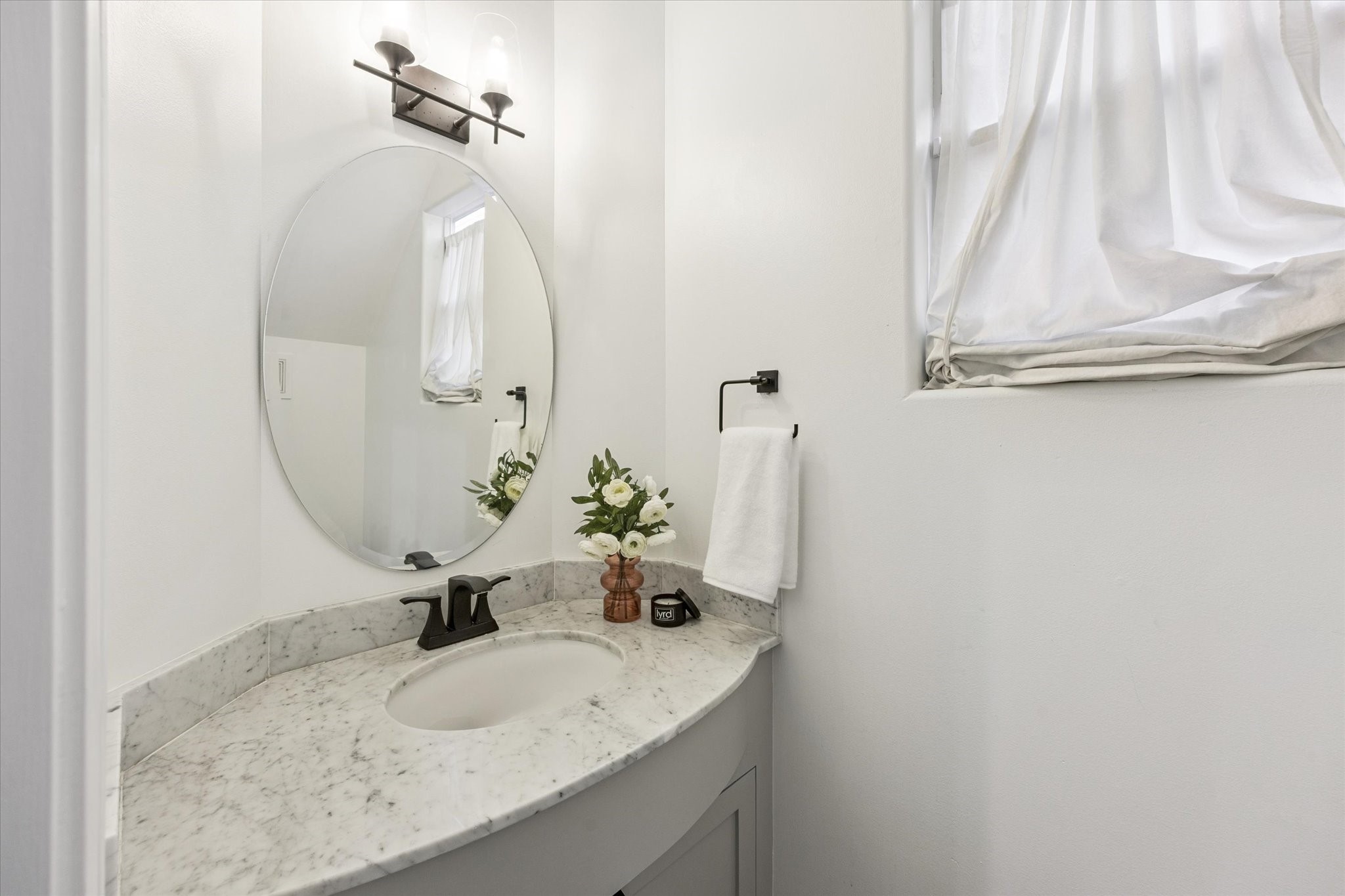 1540 Lawrence Street Houston, TX 77008 - Photo 8 of 26 Powder room conveniently located downstairs.