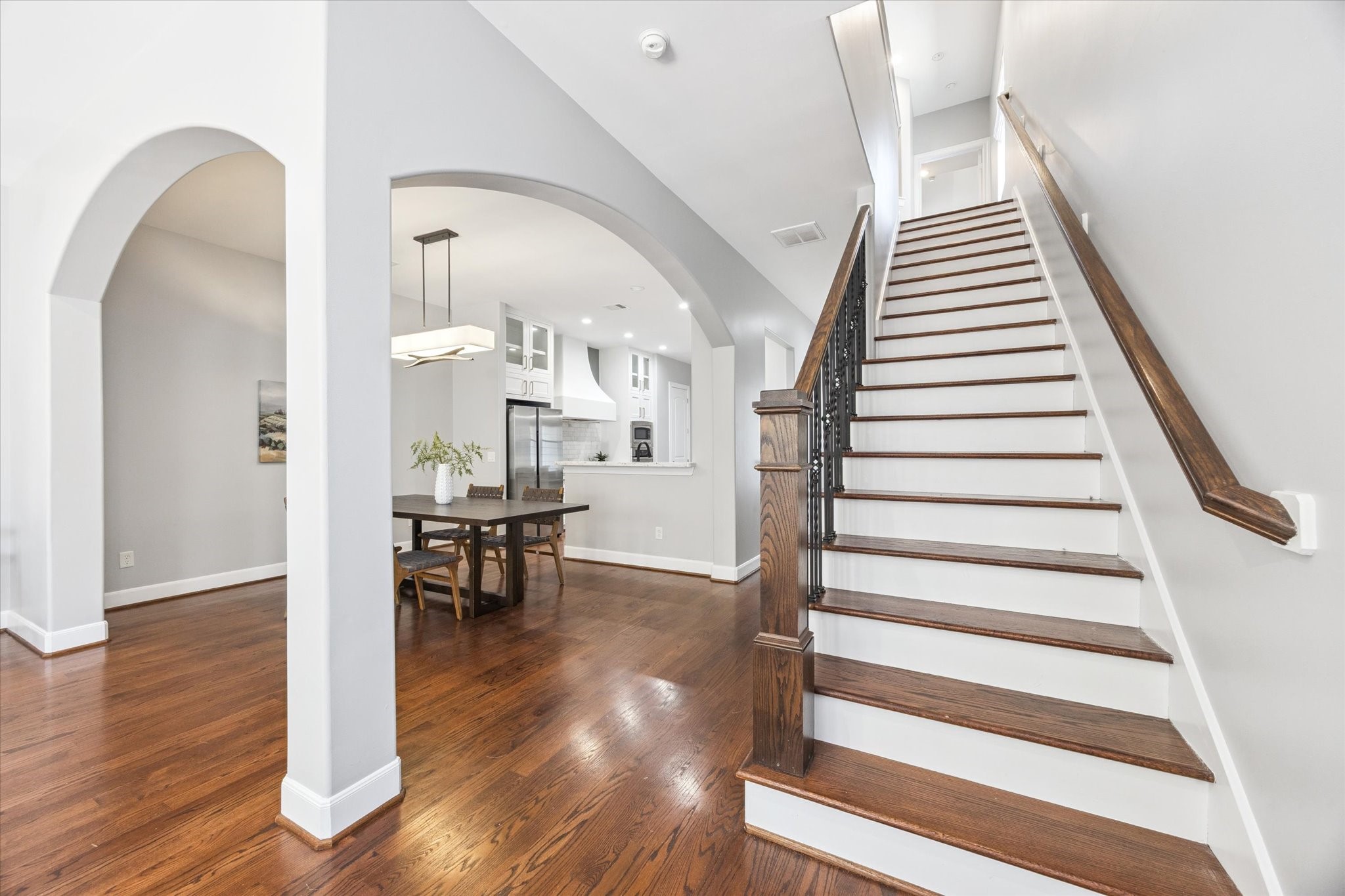 1540 Lawrence Street Houston, TX 77008 - Photo 9 of 26 The home features stunning arches.