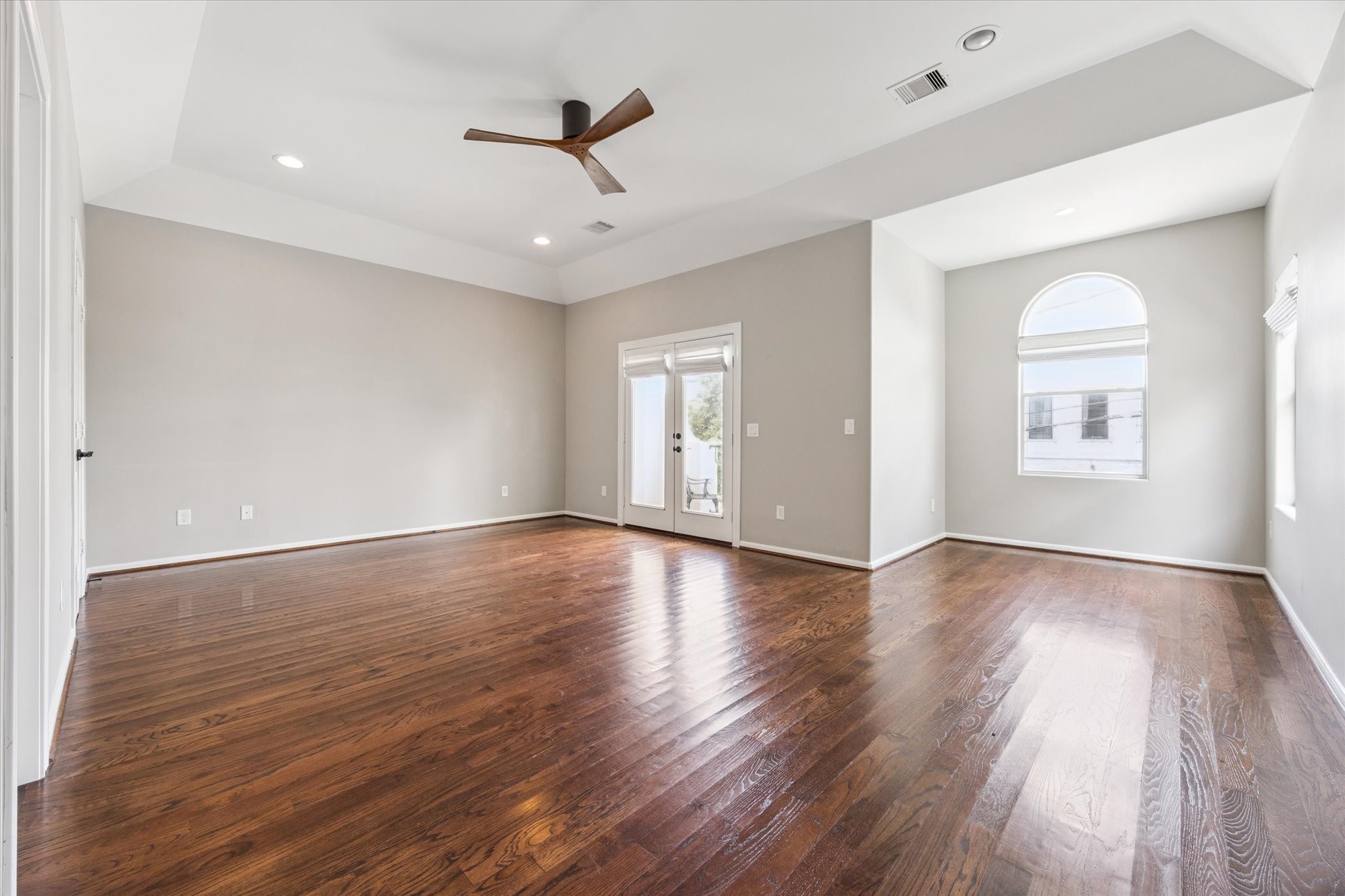 1540 Lawrence Street Houston, TX 77008 - Photo 10 of 26 Upstairs there is a spacious primary suite with a separate seating area.