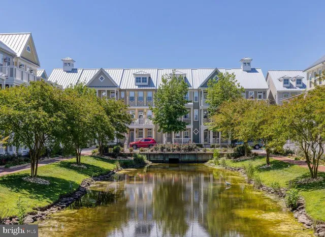 a view of houses with swimming pool and lake view