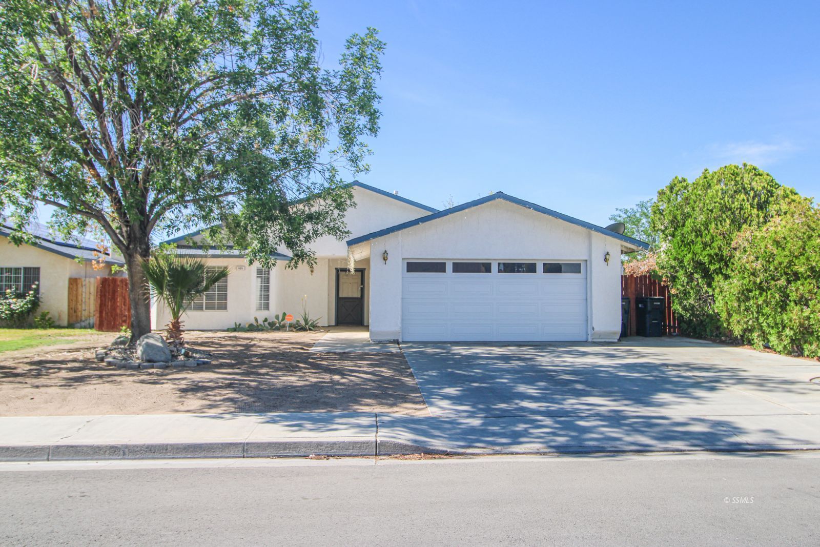 925 West Tamarisk Avenue Ridgecrest, CA 93555 - Photo 2 of 37
