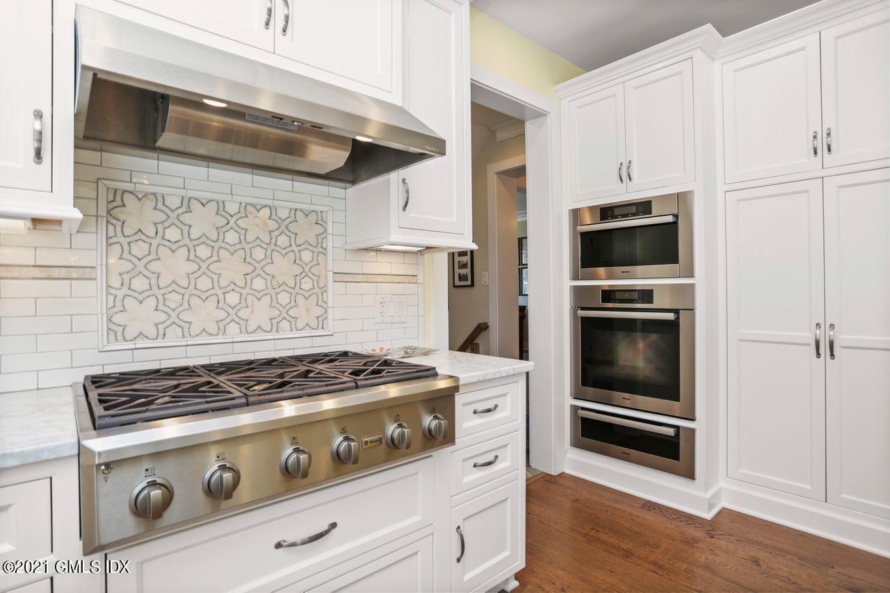9 Center Road Old Greenwich, CT 06870 - Photo 8 of 42 015