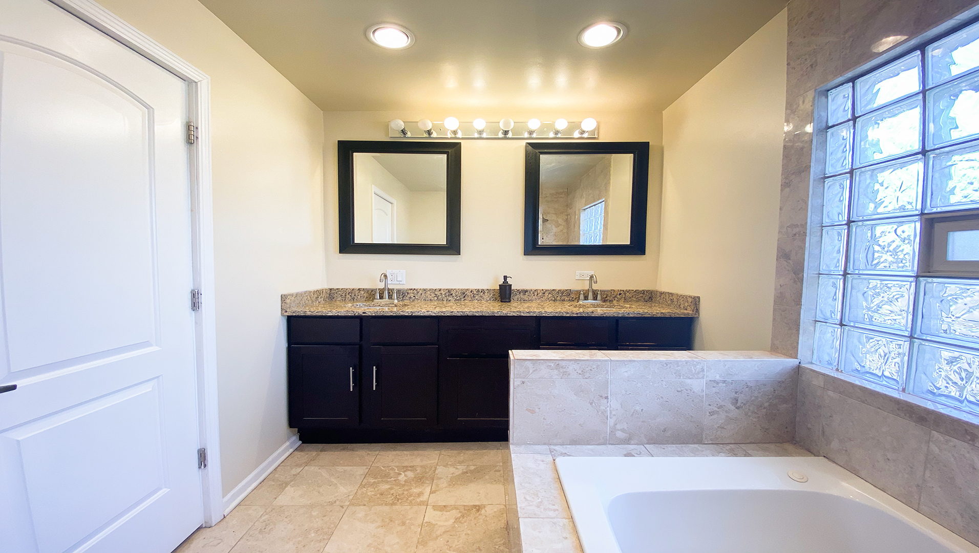 8510 South Rhodes Avenue Chicago, IL 60619 - Photo 14 of 24 Gallery Image 14