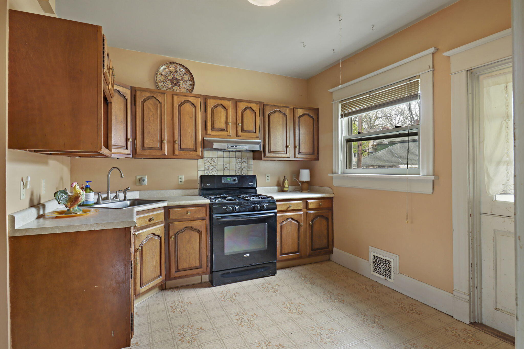 907 Chicago Street Racine, WI 53405 - Photo 6 of 16 6-web-or-mls-907 Chicago St, Racine, WI